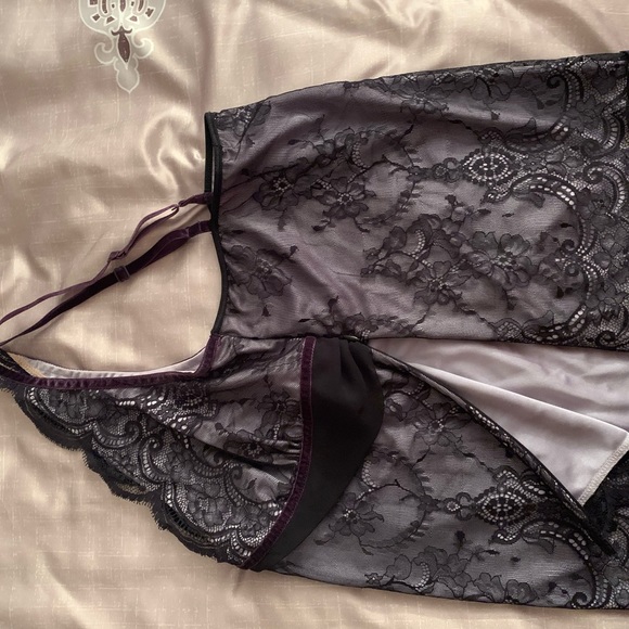 Fully lined black lace cami with thin velvet adjustable straps and Side zip - Picture 4 of 7